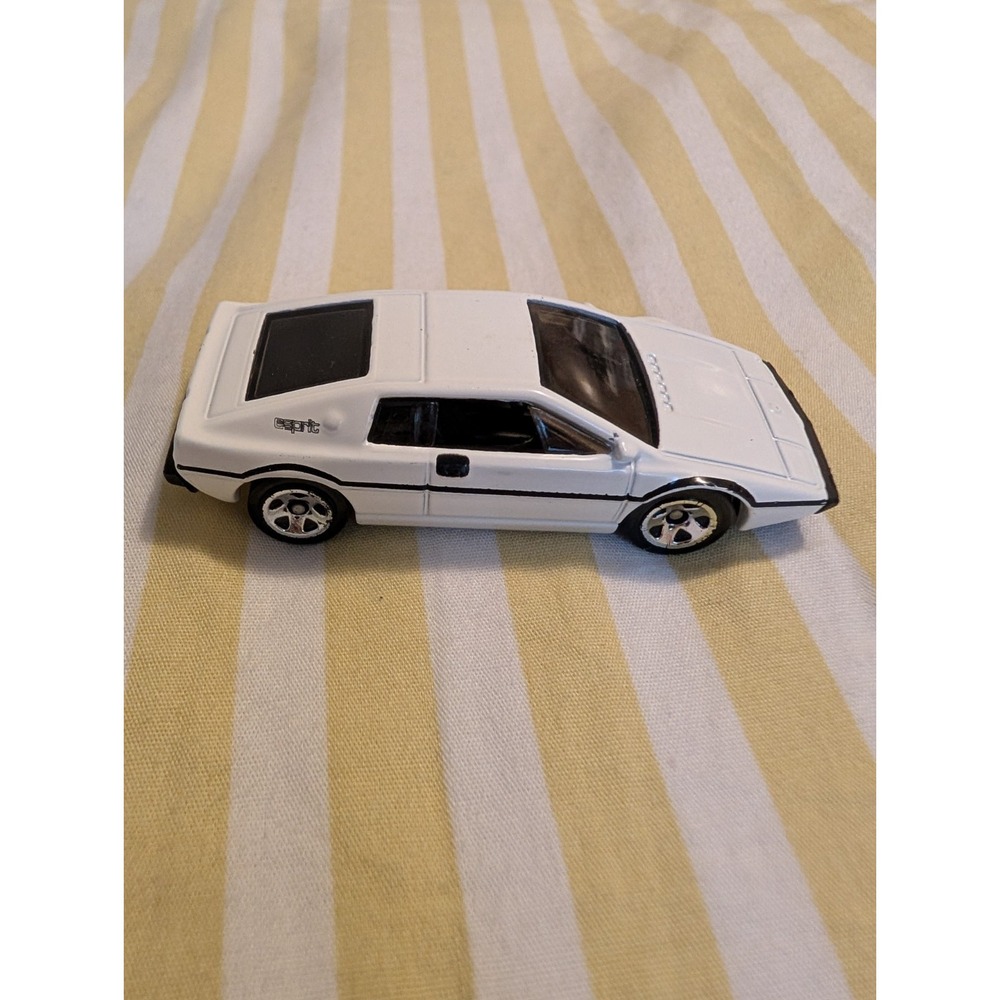 2015 Hot Wheels 007 James Bond White Lotus Esprit S1 Custom Real Riders P